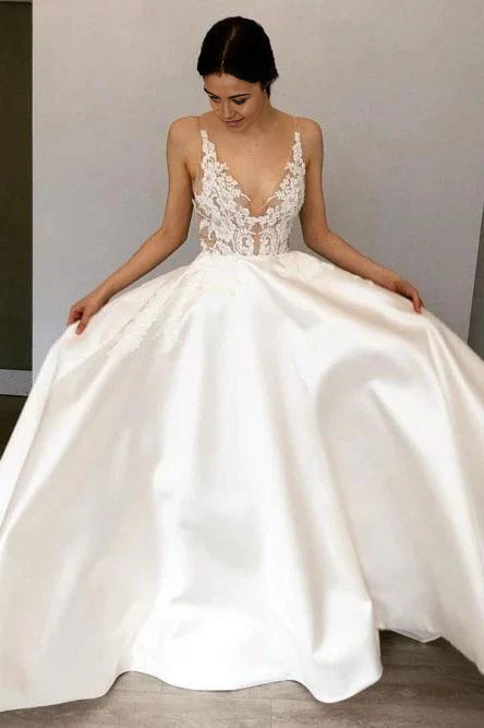 Vestido de novia sencillo de corte A con escote en V profundo, apliques de satén color marfil y encaje